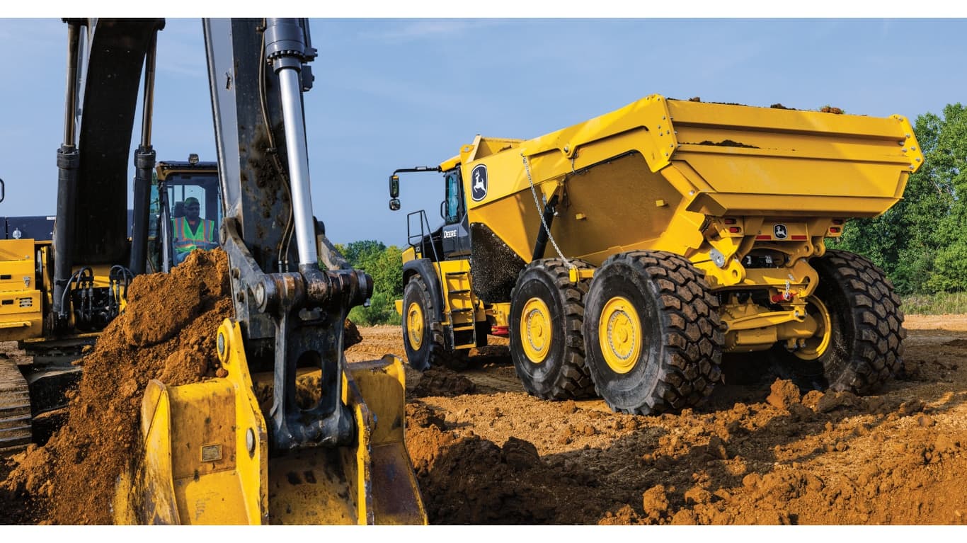 A 410P Articulated Dump Truck waiting to be loaded with dirt from a nearby excavator. | 4re Equipment | ID: 410PADT