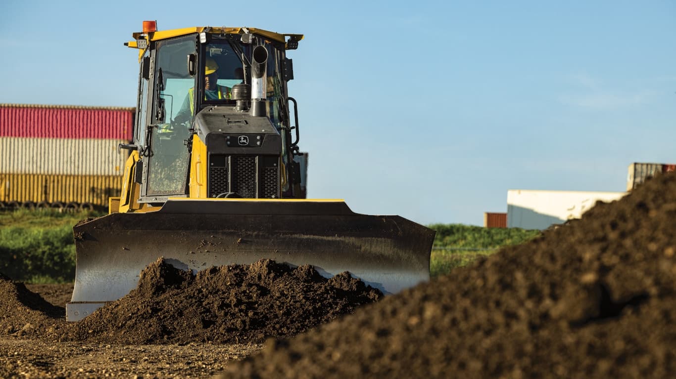 Front view of a 550P Dozer pushing dirt into a stockpile. | 4re Equipment | ID: 550PFT4