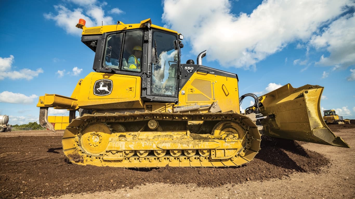 Side view of a 550P Dozer at a worksite. | 4re Equipment | ID: 550PFT4