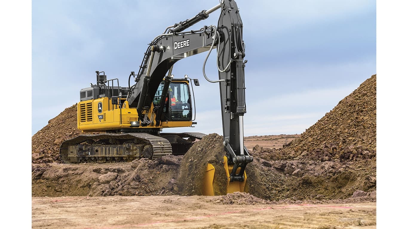 A 470P-Tier Excavator moving dirt at a jobsite. | 4re Equipment | ID: 470PEXFT4