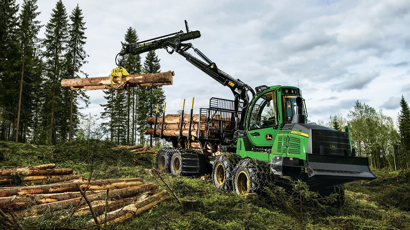 1510g 18.2-metric ton forwarder loading logs on the incline in the forest | 4re Equipment | ID: 1510gwj